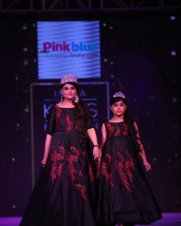 Cute mother daughter twinning party dress for celebration fashionable family wear