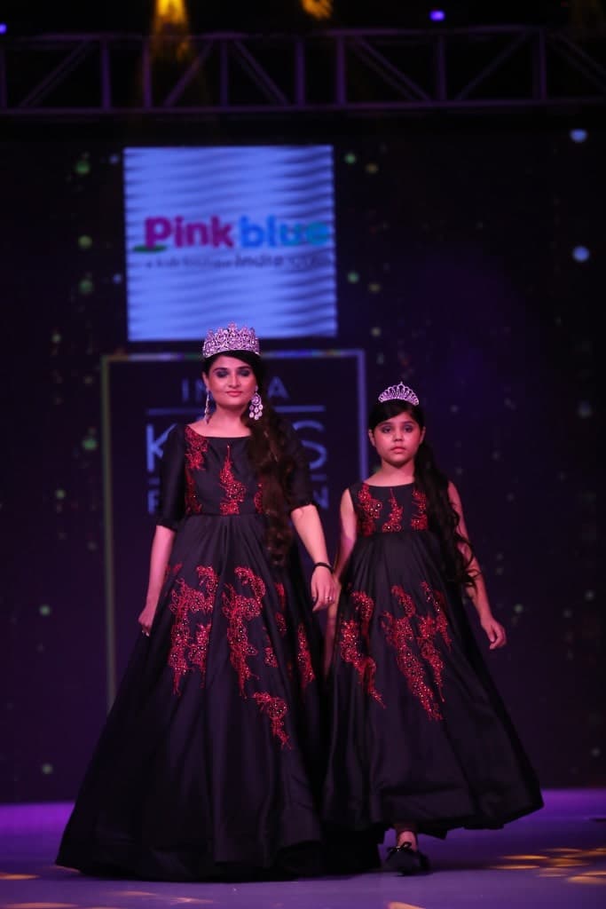 Cute mother daughter twinning party dress for celebration fashionable family wear