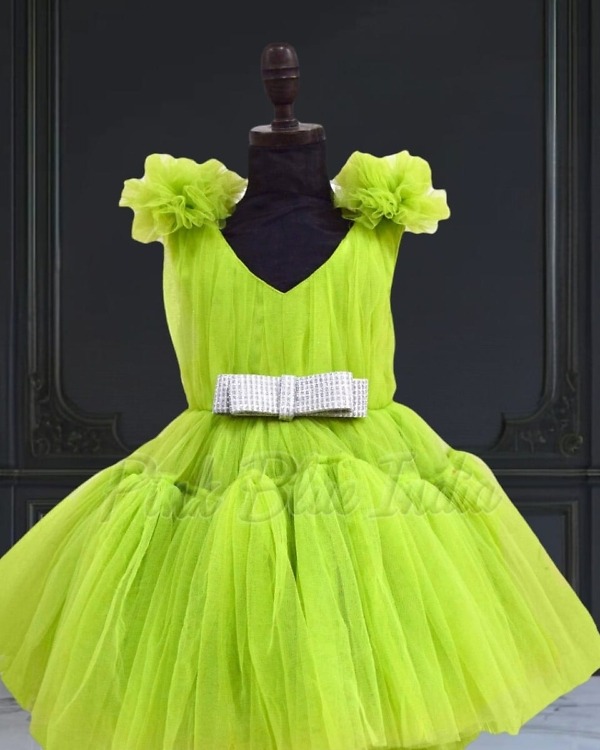 Green knee-length girls dress, elegant party wear for birthdays